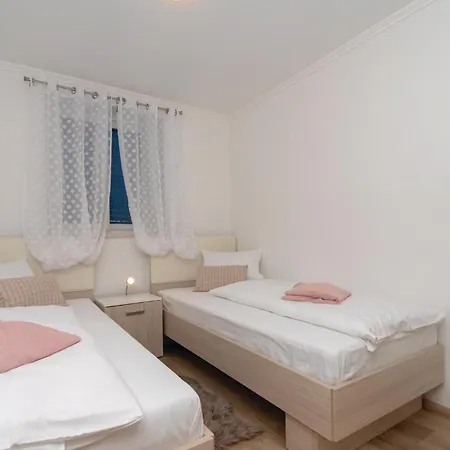 Awesome In Mikulina Luka With Wifi Vakantiehuis Ostrvo Šijak