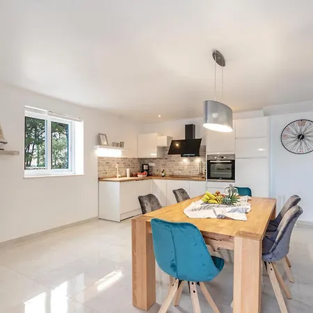 Awesome In Mikulina Luka With Wifi Vakantiehuis