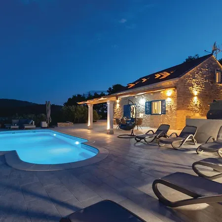 Hébergement de vacances Awesome In Mikulina Luka With Wifi *