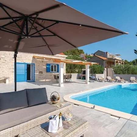 Σπίτι διακοπών Awesome In Mikulina Luka With Wifi *