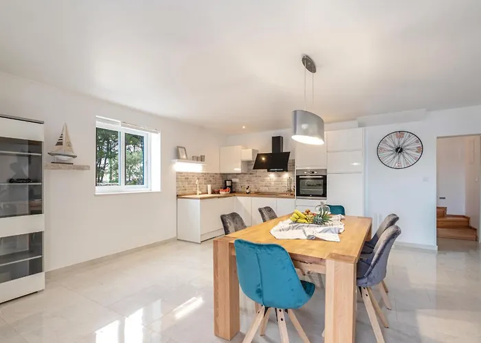 Awesome In Mikulina Luka With Wifi Casa de Férias