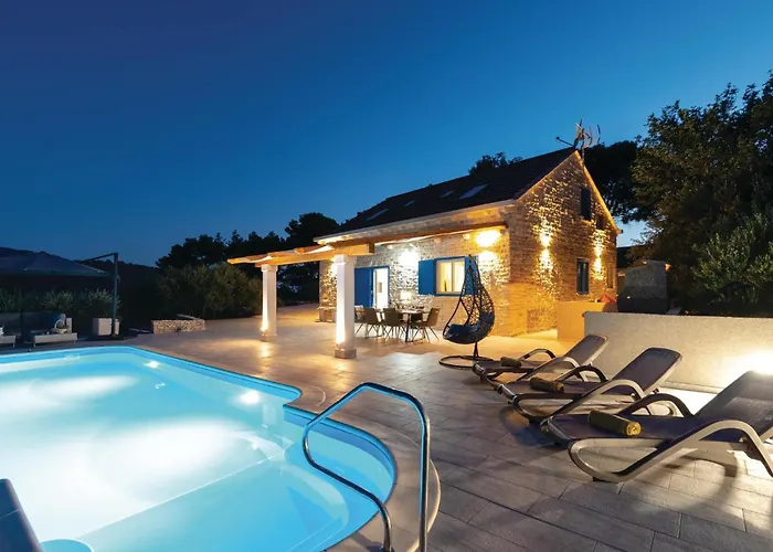 Awesome In Mikulina Luka With Wifi Casa de Férias